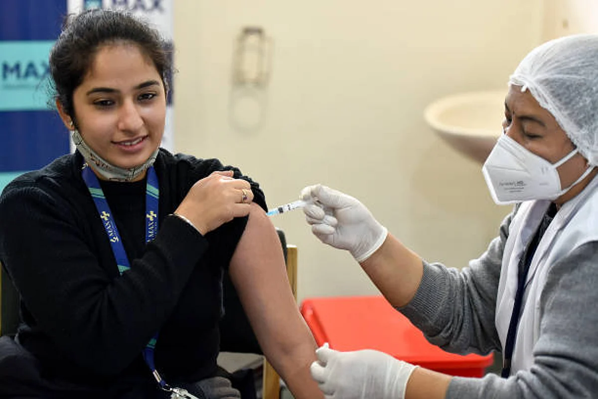 Covid-19 Vaccination: केंद्रीय स्वास्थ्य मंत्री का राज्यों से अनुरोध, शिक्षक दिवस से पहले करवाए सभी शिक्षकों का टीकाकरण