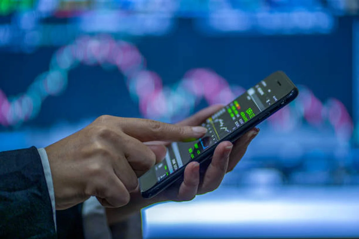 Share Market Updates 6 August: शेयर बाजार की सुस्त शुरुआत, वोडाफोन आईडिया के शेयर 15% उछले