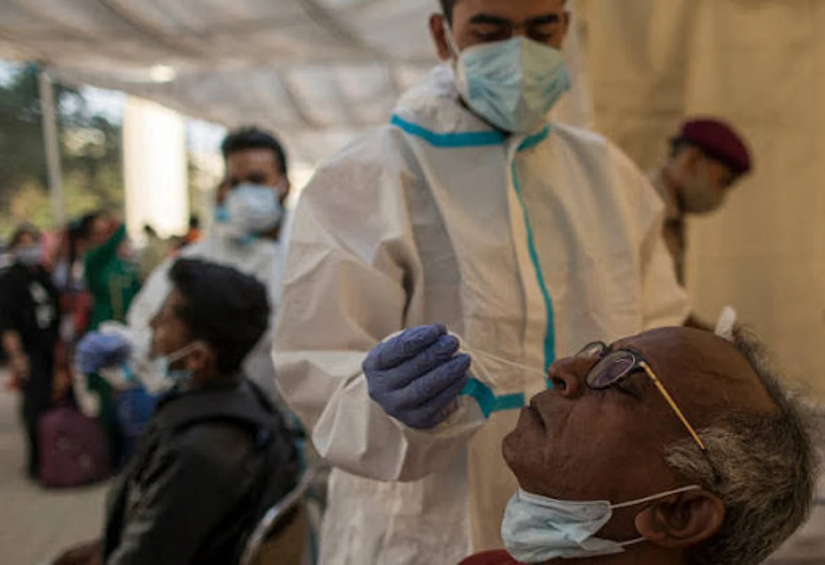 Covid-19 Updates: पिछले 24 घंटे में आए 30,941 मामले, छह दिन बाद 40 हज़ार से कम दिखा आंकड़ा