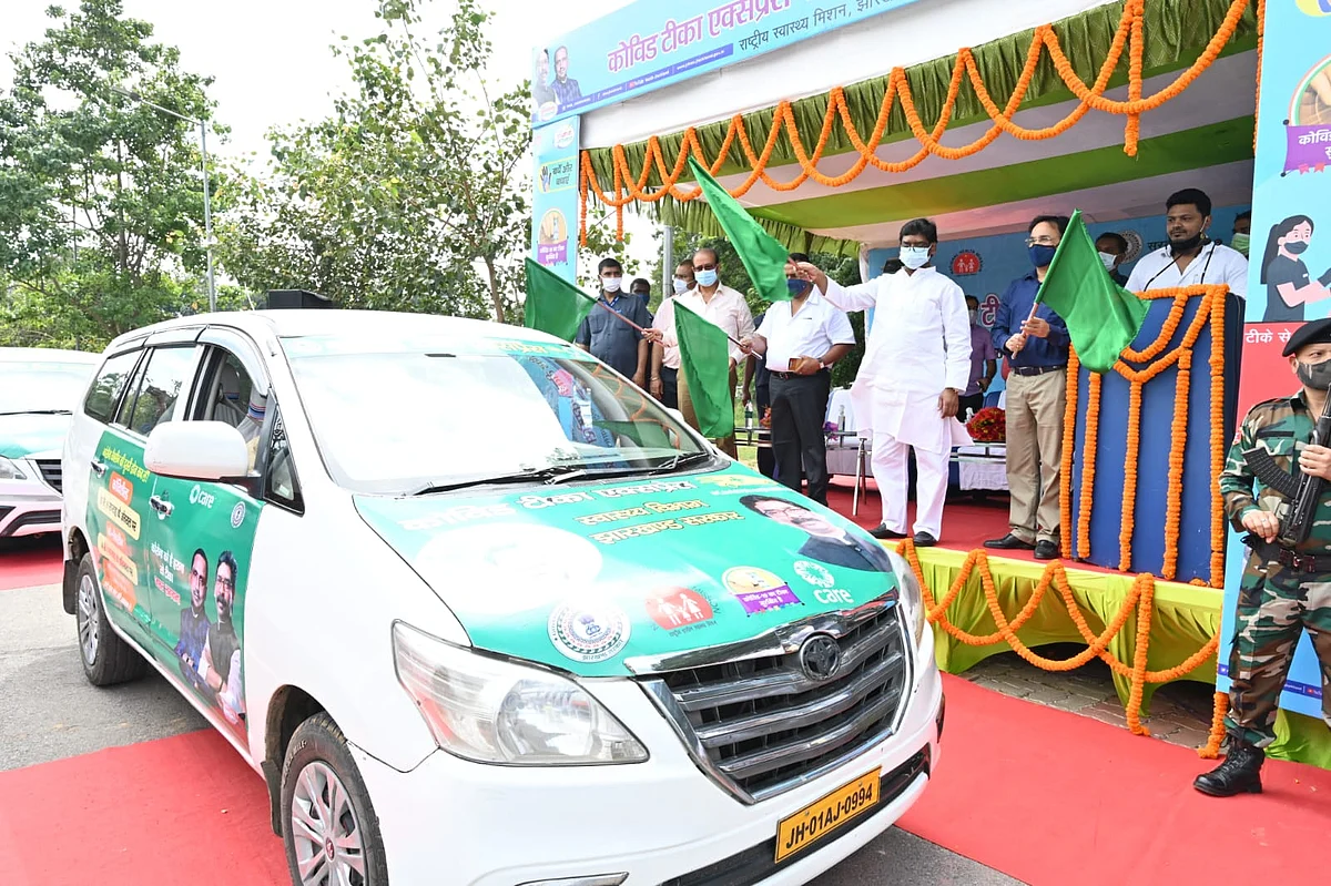Covid-19 vaccination: Jharkhand में Vaccination Express को दिखाई गई हरी झंडी