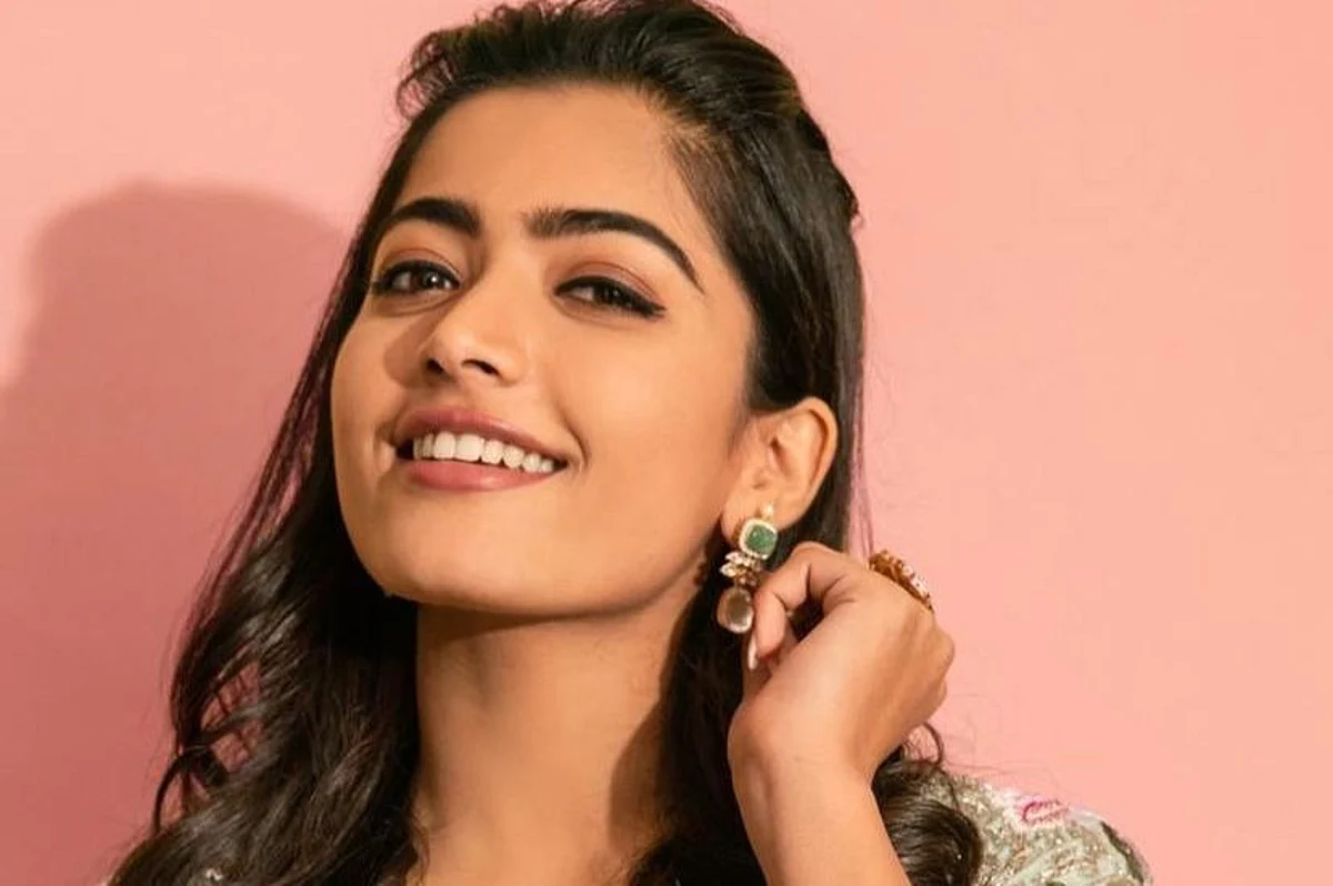 Pushpa: फिल्म से Rashmika Mandanna का फर्स्ट लुक हुआ जारी, देखिए एक झलक
