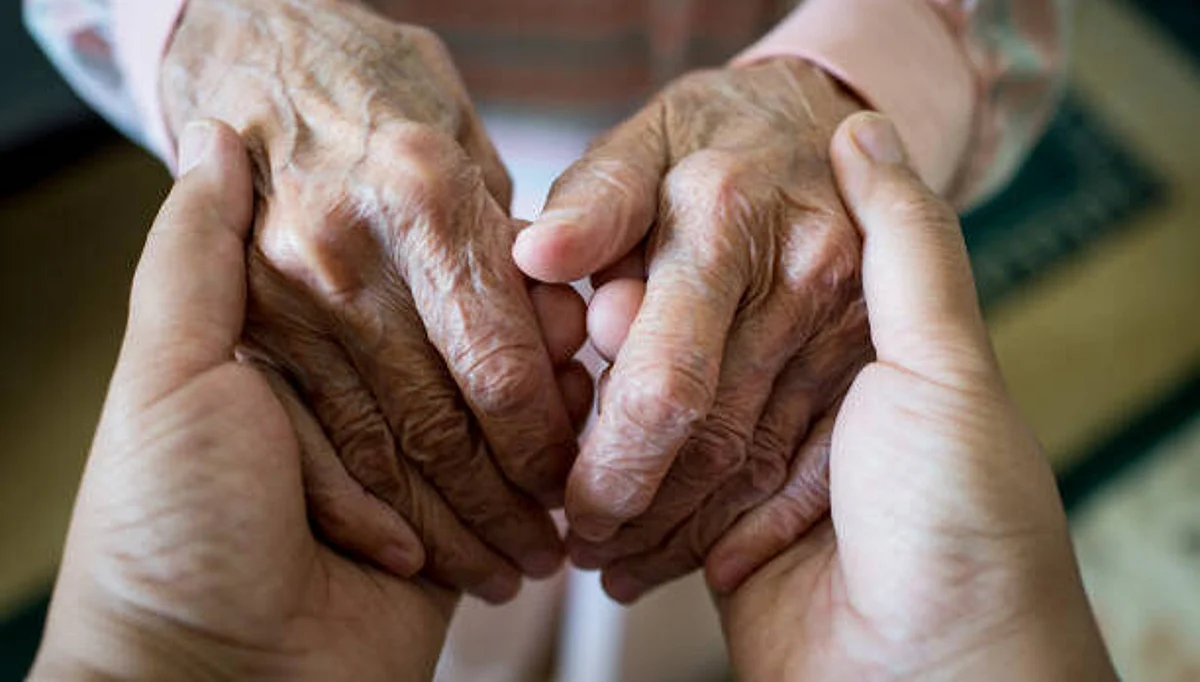 Elder Line Helpline: बुज़ुर्गों की सहायता के लिए सरकार ने जारी किया हेल्पलाइन नंबर
