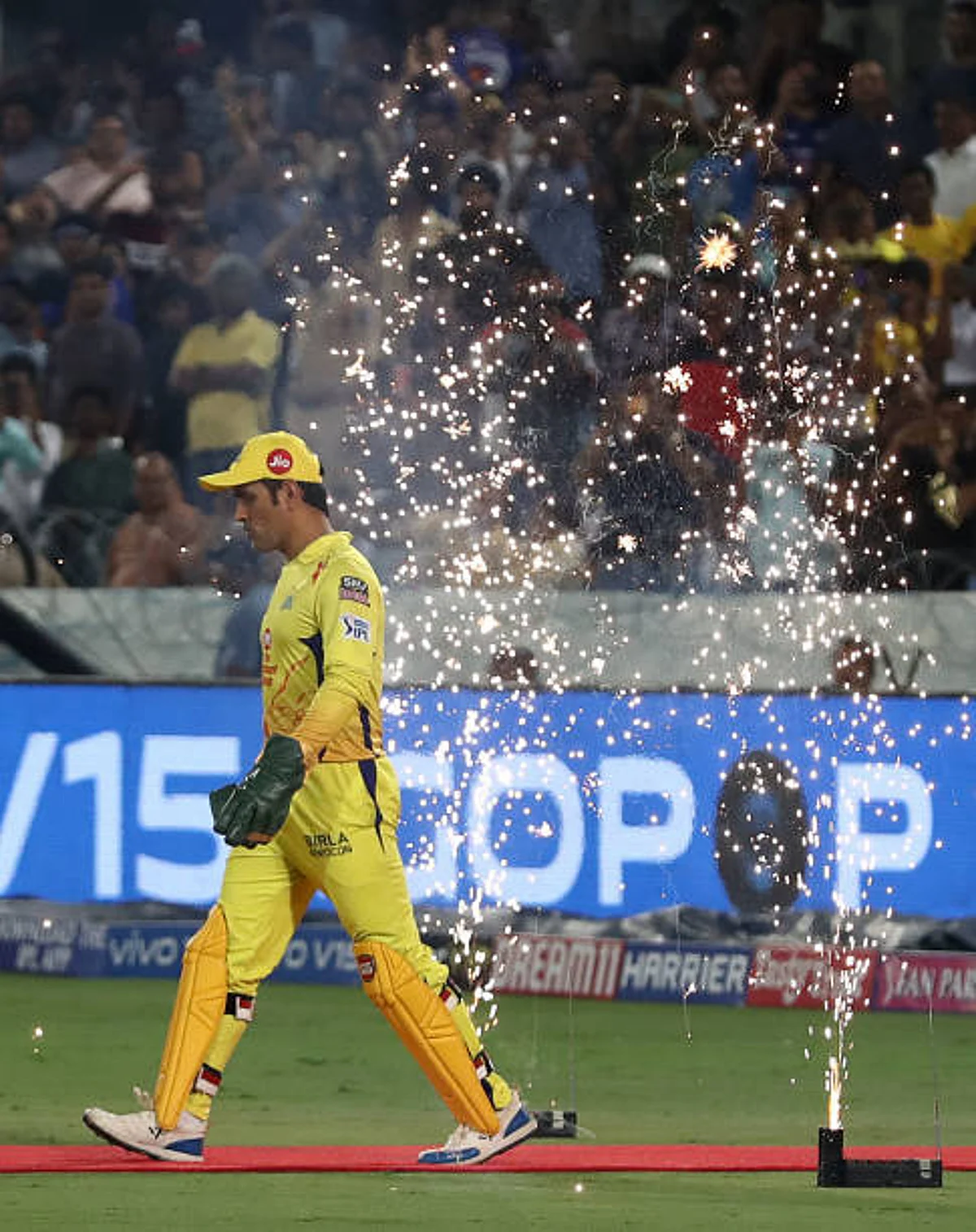 CSK vs DC: Dhoni ने इस नन्ही फैन का जीता दिल, टीम अब IPL 2021 के फाइनल में