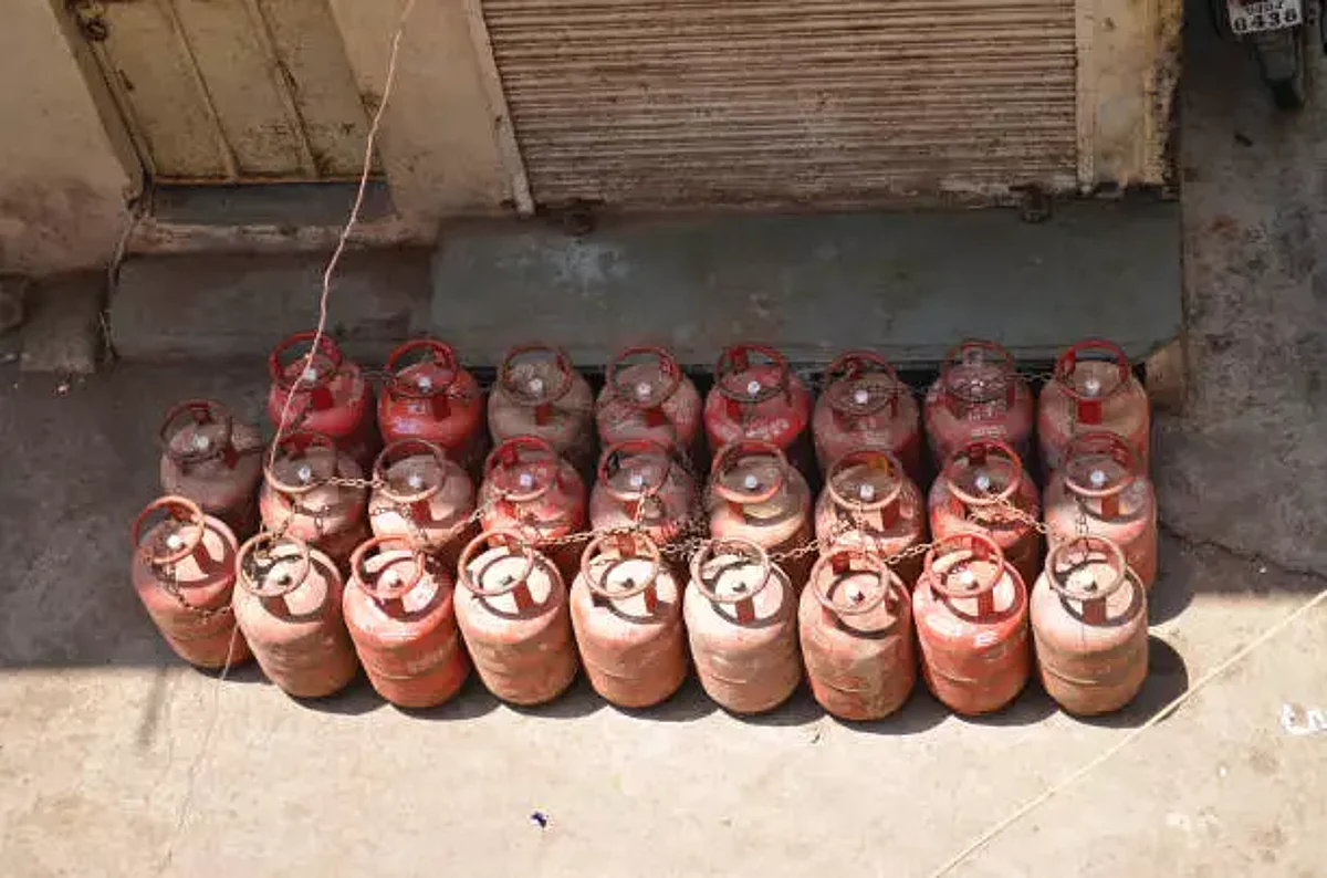 LPG Cylinder Price: कमर्शियल रसोई गैस सिलेंडरों की कीमतों में लगी आग, 2000 के पार पहुंचा दाम