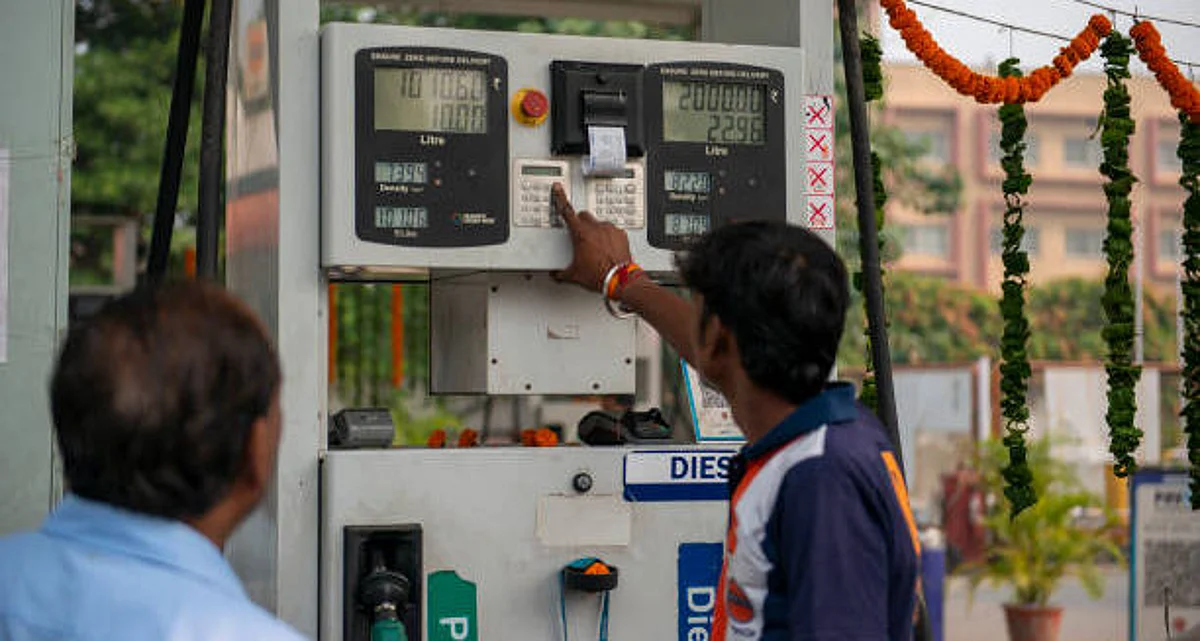 Petrol Prices: बीजेपी शासित राज्यों में 5 से 10 रुपए की कटौती पर गरमाई सियासत