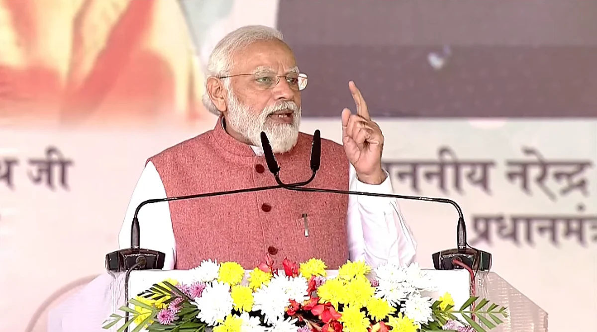 Narendra Modi In Varanasi: मंत्रियों संग बैठक के बाद किए स्वर्वेद महामंदिर के दर्शन