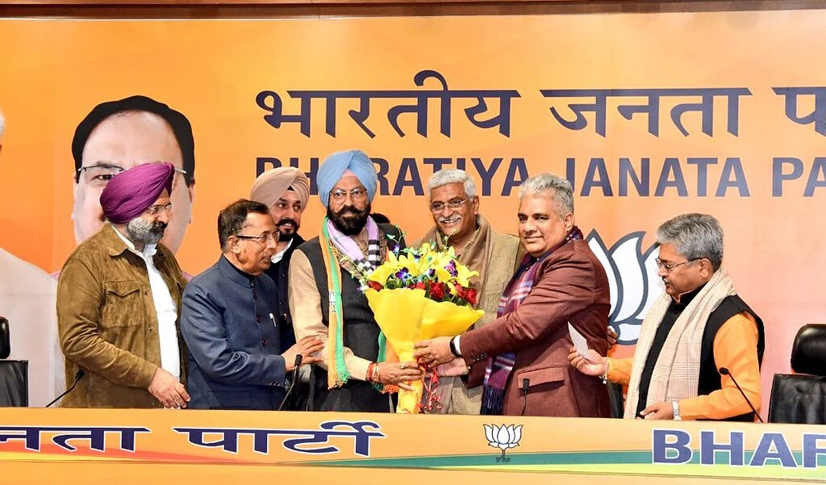Punjab Polls: दल बदल के दौर में कांग्रेस को लगा झटका, पूर्व कैबिनेट मंत्री हुए BJP में शामिल