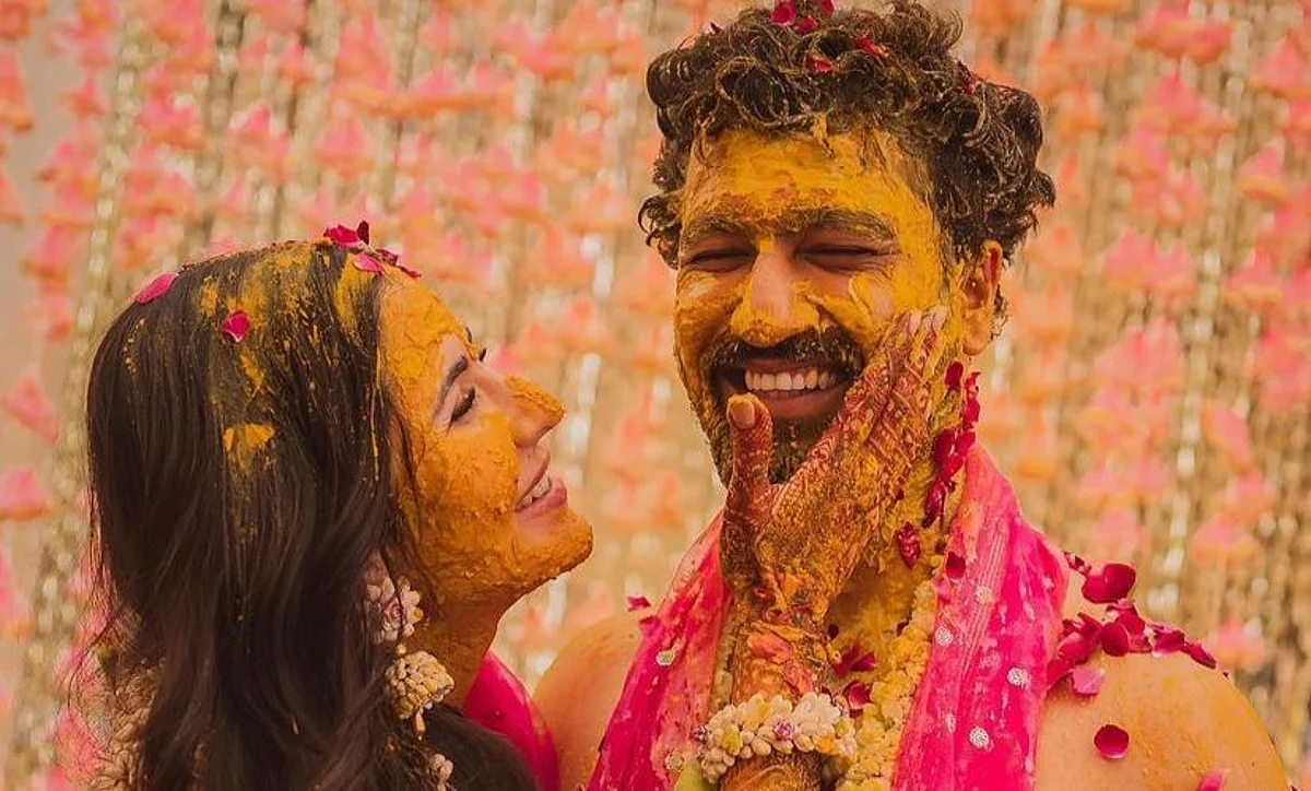 Katrina Kaif Wedding Updates: Vicky Kaushal के साथ शेयर की हल्दी की तस्वीरें, फैंस लुटा रहे प्यार