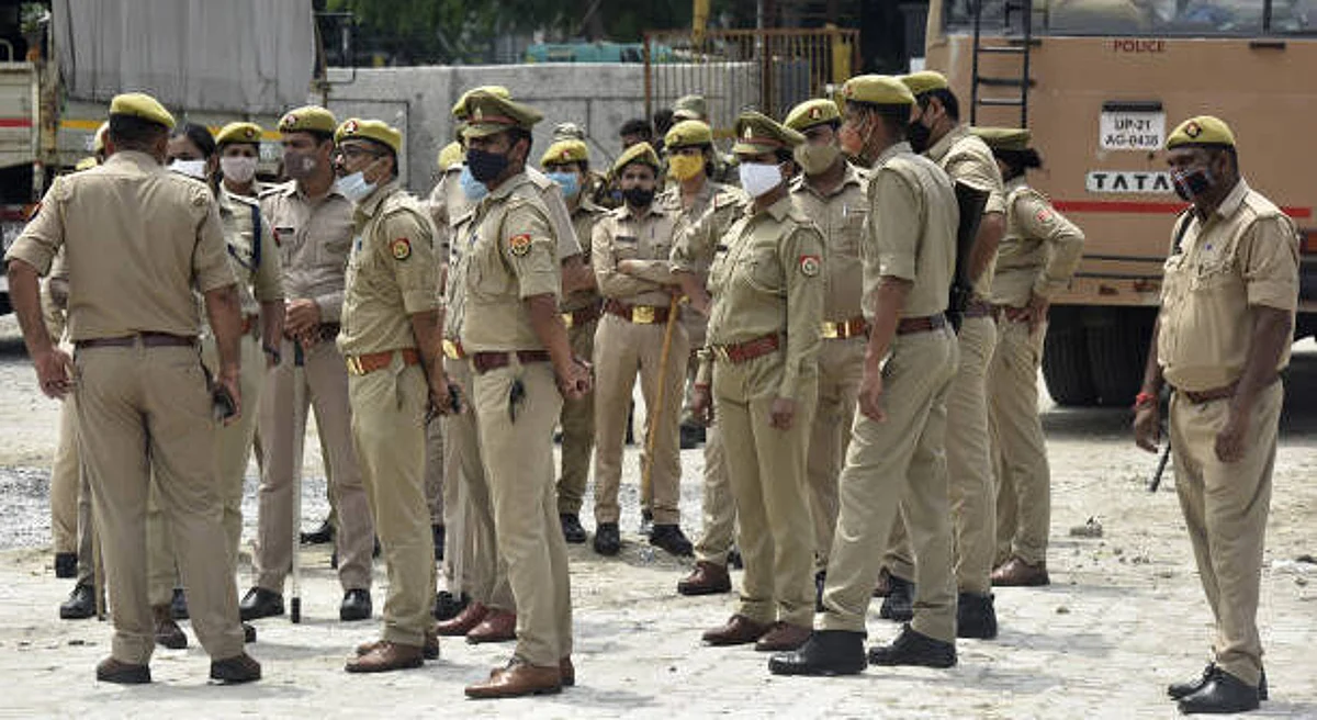 Uttar Pradesh Viral Video: बेटी को गोद में लिए पिता पर पुलिस ने बरसाए डंडे, SHO निलंबित