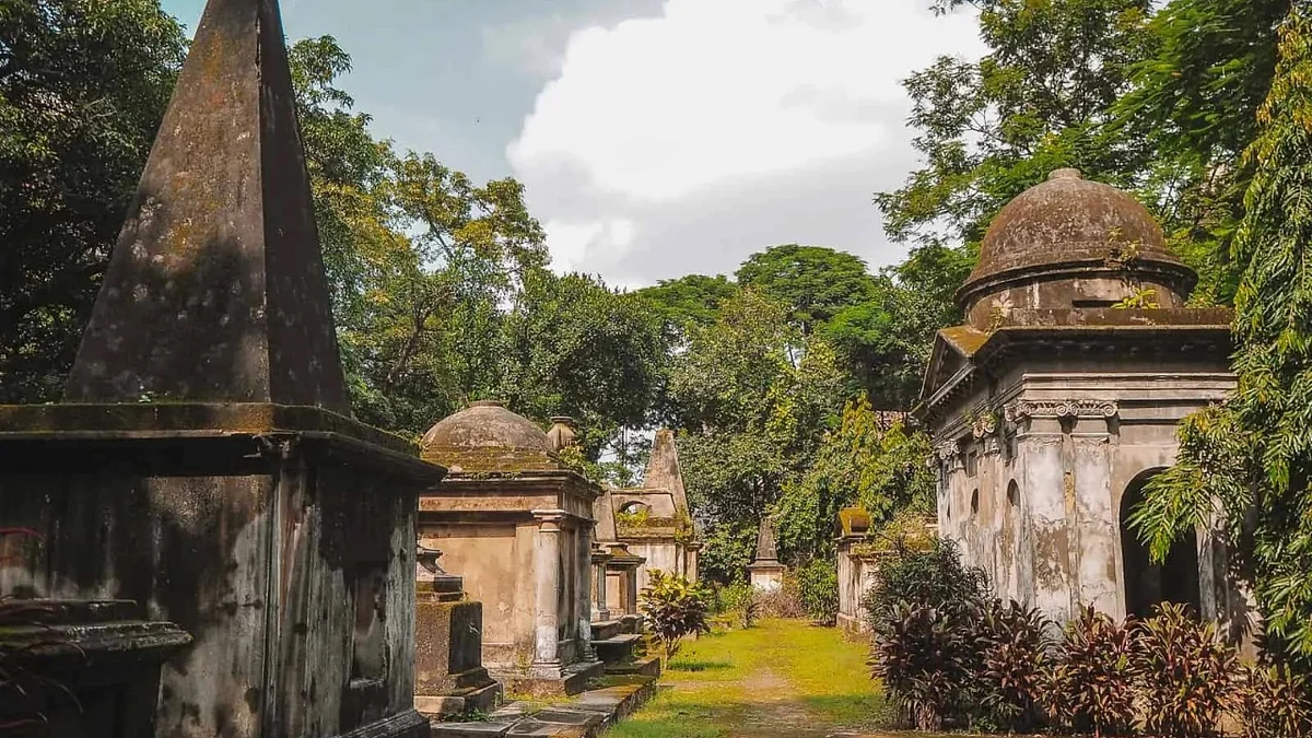 Kolkata, Enjoy A Spooky Afternoon On A Guided History Walk at Park Street Cemetery