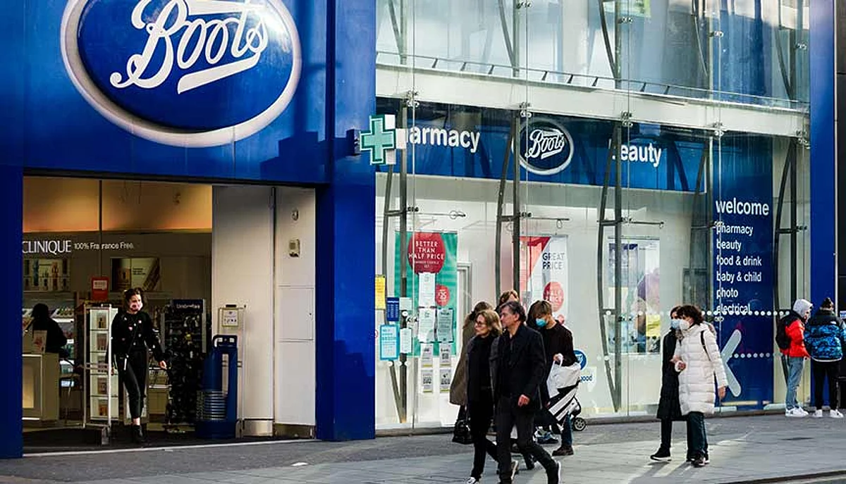 UK vaccine drive expands to High Street pharmacies
