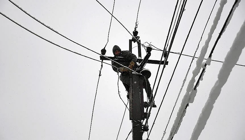 An electrician working on the power supply in Srinagar. As rural economic activity increasingly diversifies into the non-agricultural space, the need for developing robust feeder segregation will only grow over the years to come.