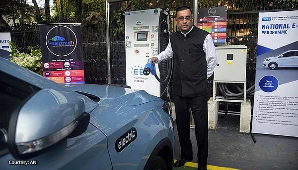Minister of State and MP Raj Kumar Singh along with EESL managing director Saurabh Kumar inaugurating EV charging plaza, in New Delhi last year. The Indian government allocated nearly $1.3 billion for encouraging EV purchases and building out charging infrastructure in 2019.