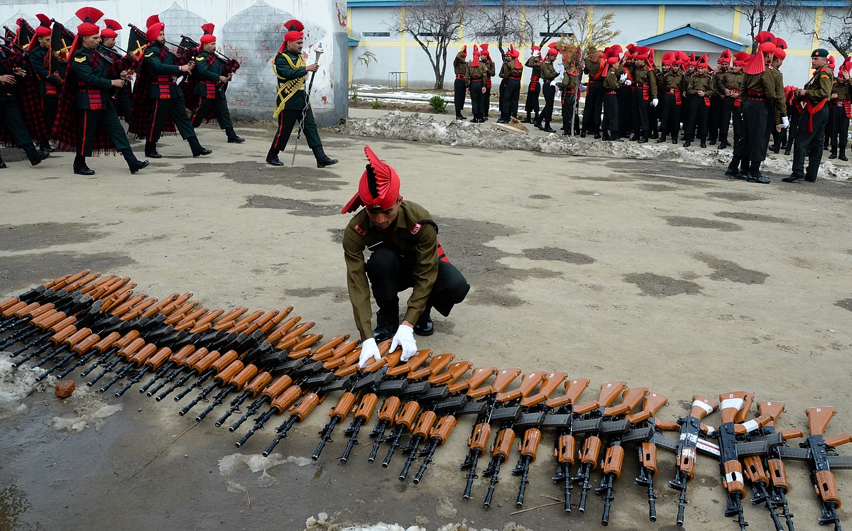 With the rollout of the AK 203 rifle the INSAS rifle, seen in the image above, used thus far by the Indian armed forces will soon be on its way out due to operational and reliability issues.