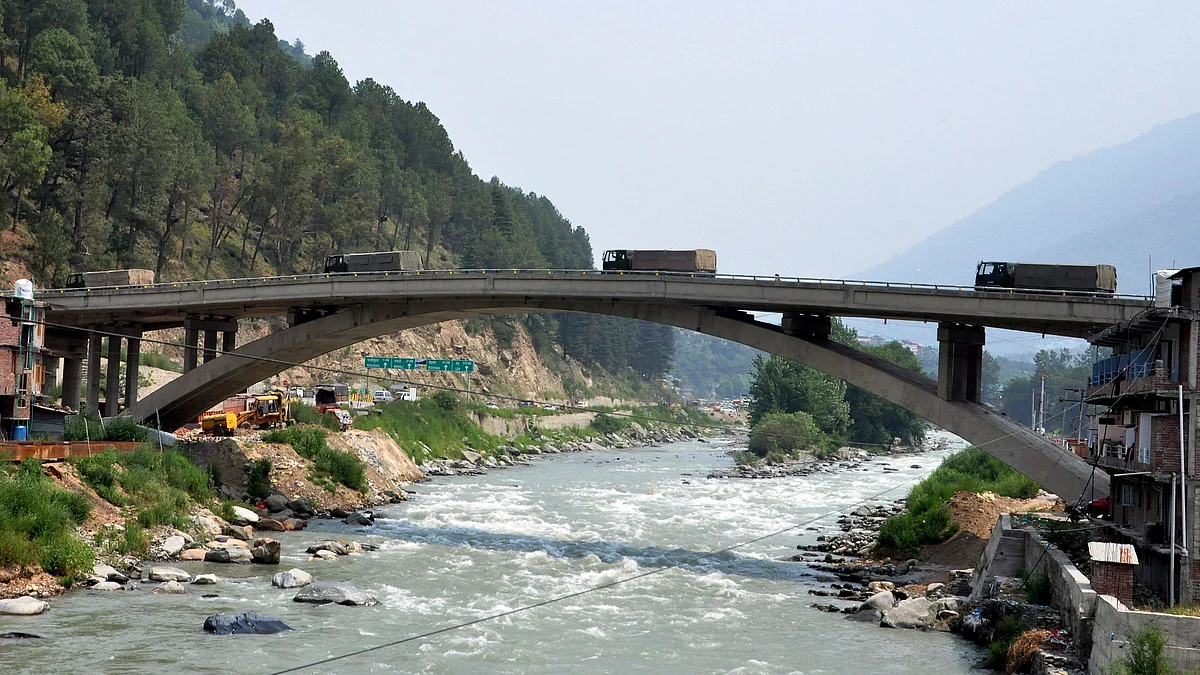 Army vehicles operating on the Manali-Leh highway, in Kullu. The government, for instance, has set a target of constructing 12,000 km of national highways in 2021-22.