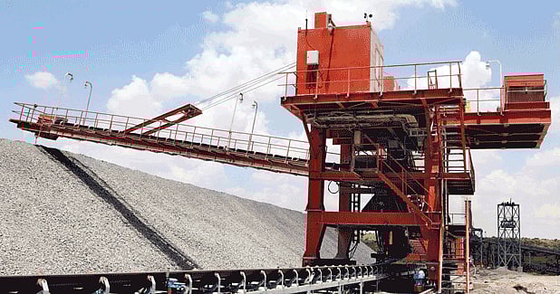 Raw material stacking and reclaiming