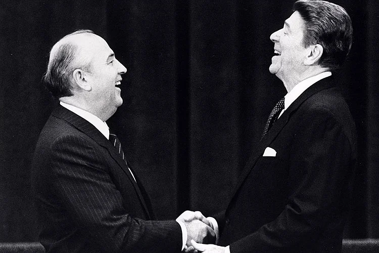 US President Ronald Reagan and Mikhail Gorbachev in Geneva in November 1985.