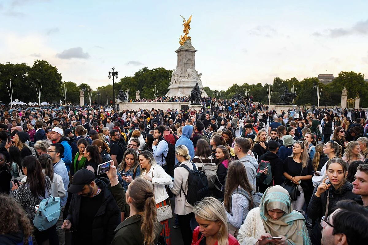Queen's mourning draws heavy foreign visitors, boosts UK tourism