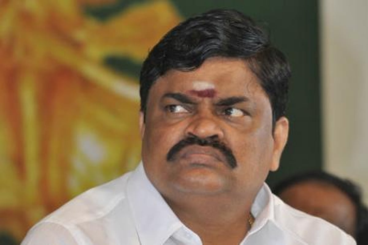 வெவ்வேறு கார்.. வெவ்வேறு கெட்டப்.. தப்பித்து ஓடும் ராஜேந்திர பாலாஜி; விடாது விரட்டும் போலிஸ்!