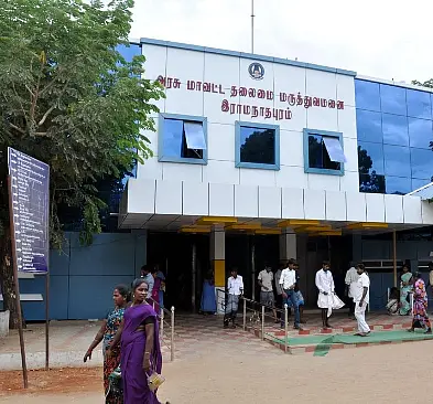 “தன்னைக் கடித்த பாம்பை கையில் எடுத்துச் சென்று மருத்துவரை அலறவிட்ட நபர்” : அரசு மருத்துவமனையில் பரபரப்பு!