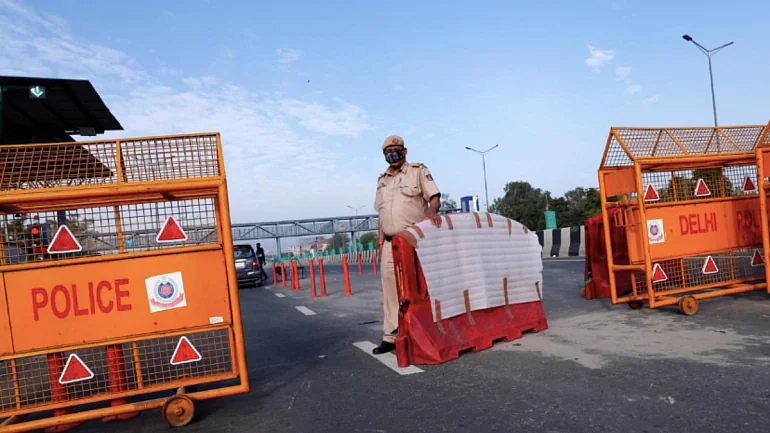 விதியை மீறி கூட்டம் கூட்டிய ஆன்மிகவாதி.. ஆசிரமத்துக்கு சீல் வைத்து பெண் சாமியாரை கைது செய்த உ.பி. போலிஸ்!