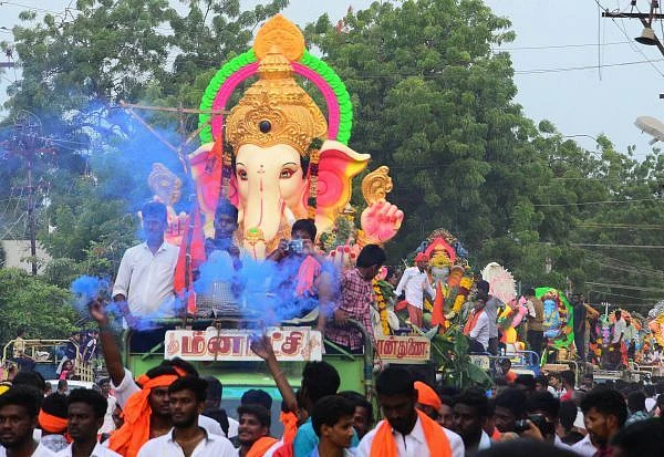 தடையை மீறி விநாயகர் ஊர்வலம் நடத்த இந்து முன்னணி முயற்சி : நடவடிக்கை எடுக்கக் கோரி ஐகோர்ட்டில் வழக்கு!