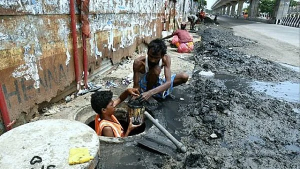 ஆன்லைன் வகுப்புக்கு ஸ்மார்ட்போன் வாங்க சாக்கடை சுத்தம் செய்யும் மாணவன்!