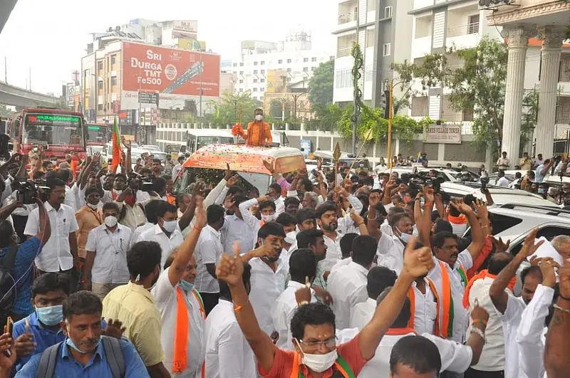 “வேல் யாத்திரையில் குத்துப்பாட்டுக்கு சினிமா டான்ஸர்களை ஆடவைத்த பா.ஜ.க” : முகம் சுளித்த முருக பக்தர்கள் !