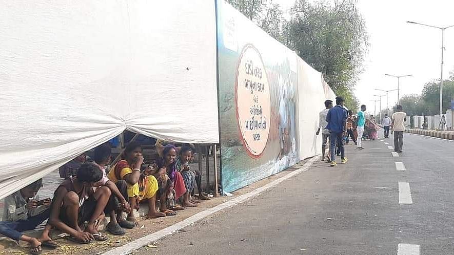 வறுமையை ஒழிப்போம் எனச் சொல்லிவிட்டு குடிசைகளை ‘ஒளித்துவைக்கும்’ பா.ஜ.க : குஜராத் அரசின் கேடுகெட்ட செயல்!