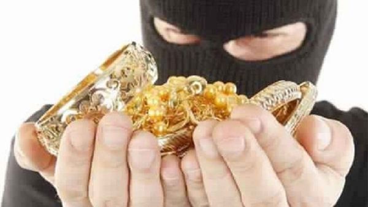 மருத்துவர் தம்பதியிடம் நூதன முறையில் நகை திருட்டு.. விடுமுறைக்கு வந்த இடத்தில் கைவரிசை காட்டிய உறவினர் !