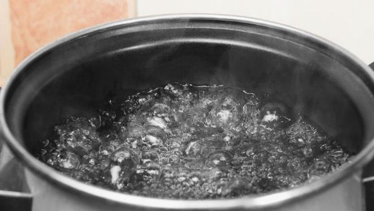 கணவரின் தம்பி மனைவி மீது கொதிக்கும் வெந்நீரை ஊற்றிய பெண்... திருவாரூரில் கொடூரம்!