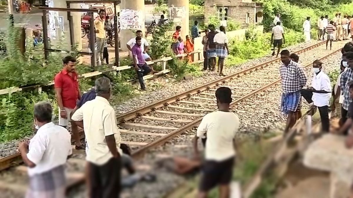 தலைக்கேறிய லைக்ஸ் மோகம்.. செல்ஃபி எடுத்ததால் வந்த வினை : ரயிலில் அடிபட்டு 3 இளைஞர்கள் பரிதாப பலி !