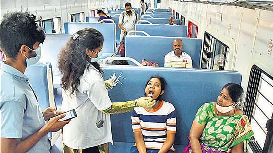 கர்நாடகாவில் அதிவேகமாகப் பரவி வரும் புதிய AY.4.2 வைரஸ்... தமிழ்நாட்டுக்கு ஆபத்து?