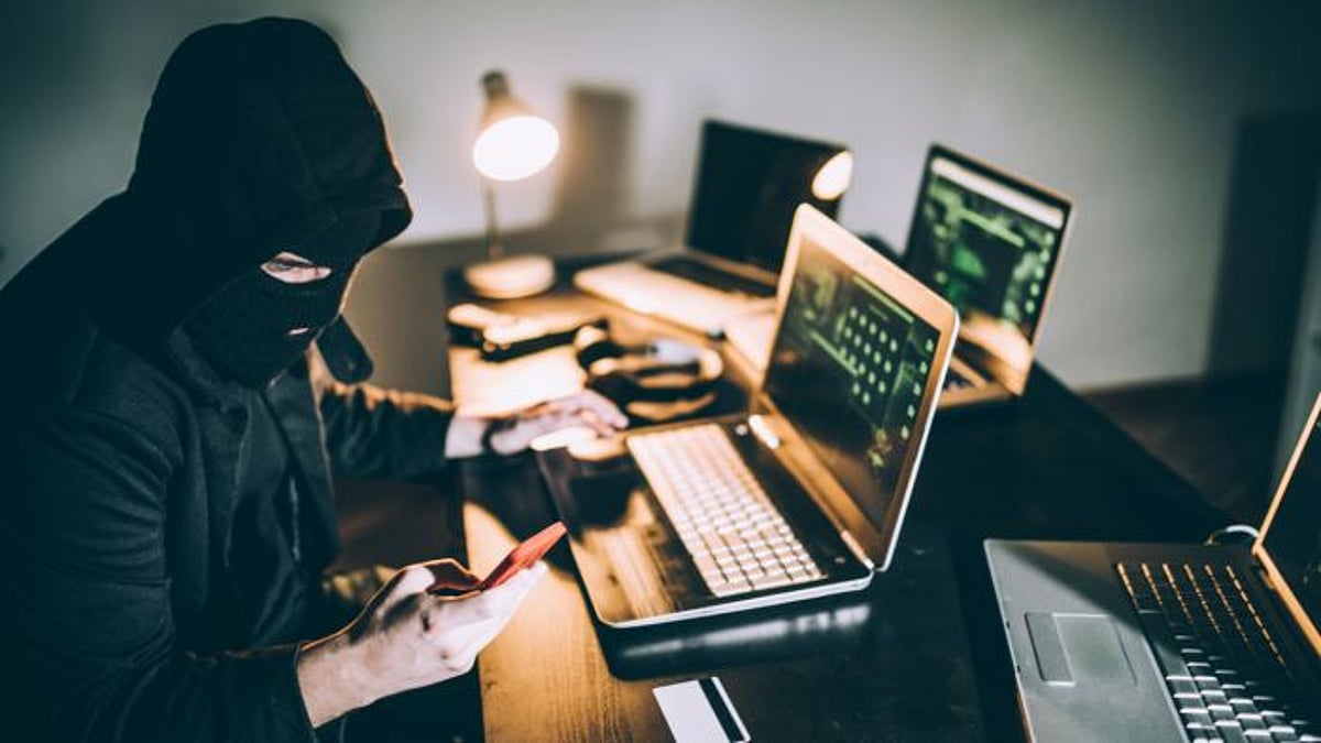 வீட்டு ஓனருக்கு தெரியாமல் வங்கிக் கணக்கில் இருந்து ரூ.12 லட்சம் ‘அபேஸ்’ - இளம்பெண்ணின் நூதன திருட்டு!