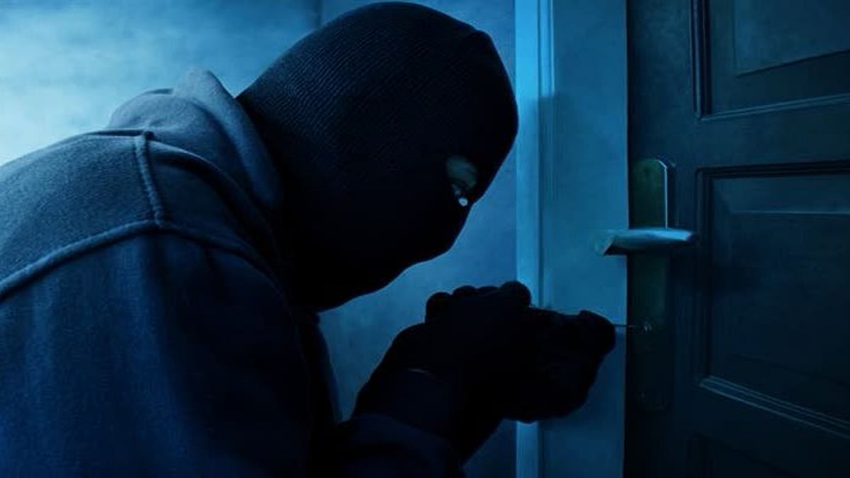 சென்னையில் வீடு புகுந்து திருட முயன்ற கொள்ளையன்.. தர்ம அடி கொடுத்த பொதுமக்கள்.. நடந்தது என்ன?