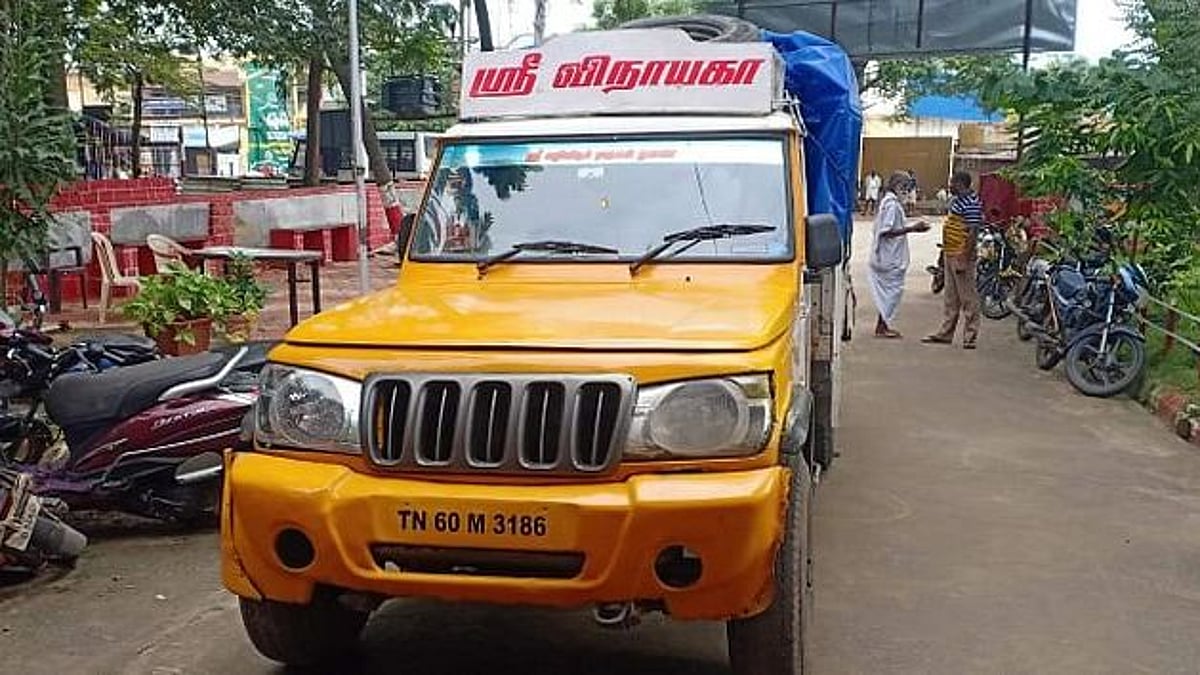 நூலிழையில் உயிர் தப்பிய காவலர்கள்.. ரேஷன் கடத்தல் கும்பலை 2 கி.மீ. வரை விரட்டி பிடித்த எஸ்.ஐ!