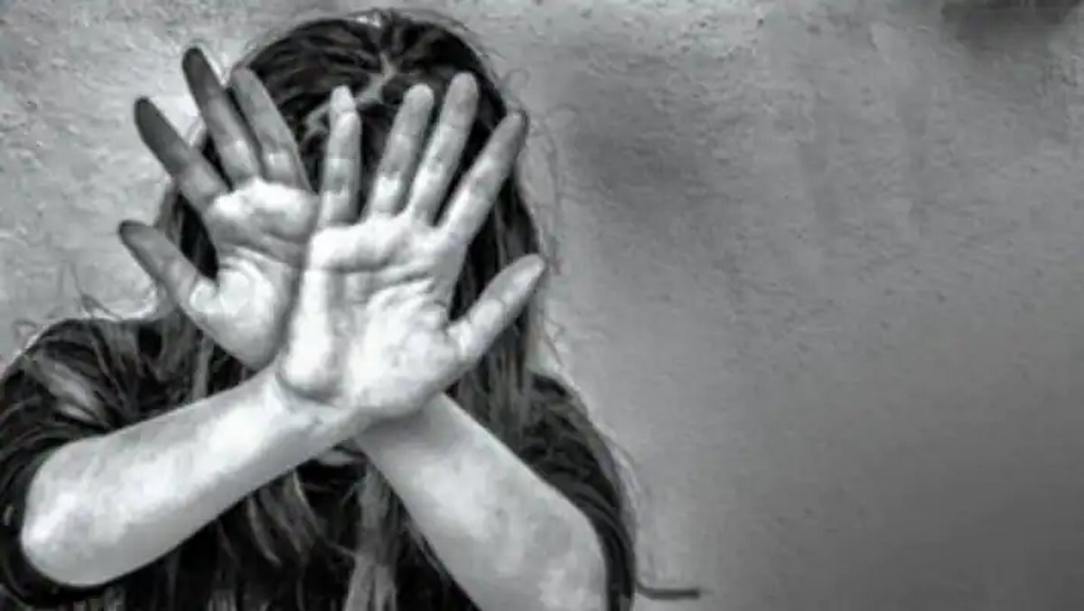 Whatsapp-ல் “Hi” அனுப்பினால் போதும்... பெண் குழந்தைகள் புகாரளிக்க அவசர எண்ணை அறிவித்த மாவட்ட ஆட்சியர்!