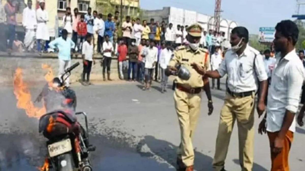 “எதற்கு எடுத்தாலும் அபராதம் - சொந்த வாகனத்தை தீ வைத்து கொளுத்திய இளைஞர்” : தெலங்கானாவில் நடந்தது என்ன?