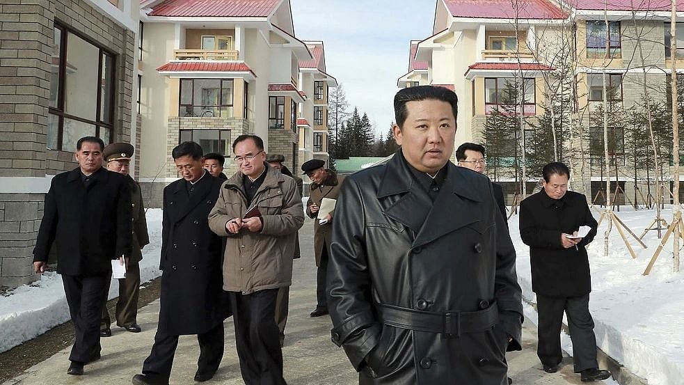 “காப்பி அடிக்கிறாங்க.. இது அவரோட கெத்தை குறைக்குது” : லெதர் கோட் அணிய தடை போட்ட வடகொரியா!