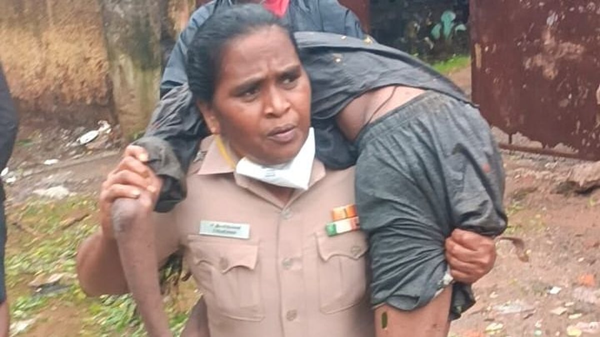 மயங்கி விழுந்த நபர்.. முதுகில் சுமந்துச் சென்று  மருத்துவமனையில் சேர்த்த பெண் காவல் ஆய்வாளர்!