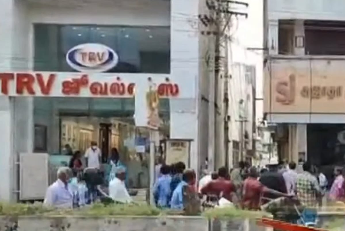 வெடி சத்தத்துடன் திடீர் நில அதிர்வு; பீதியில் வீட்டை விட்டு வெளியேறிய மக்கள் - கரூரில் பரபரப்பு!