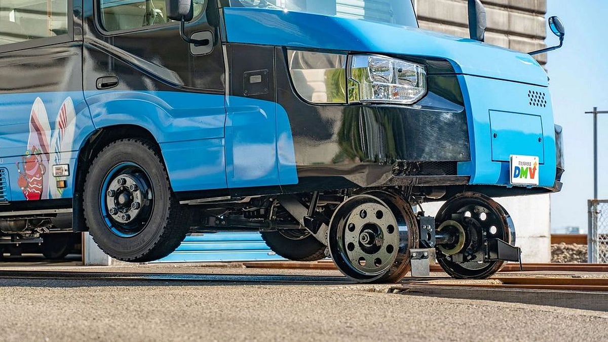 தண்டவாளம் & தார்சாலையில் செல்லும் ‘மினி ரயில் பஸ்’ : ஜப்பான் விஞ்ஞானிகள் அசத்தல் கண்டுபிடிப்பு! (PHOTOS)