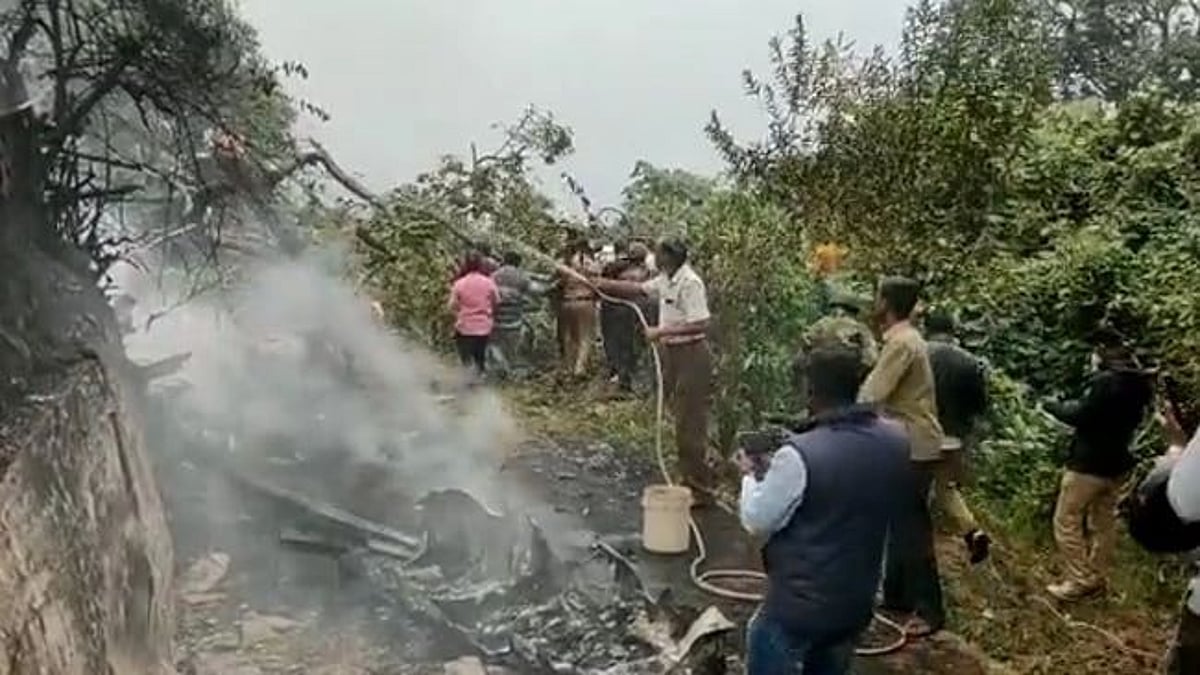 கொளுந்துவிட்டு எரியும் ராணுவ ஹெலிகாப்டர்; தீவிரமடையும் மீட்புப்பணி - குன்னூர் கள நிலவர புகைப்படங்கள் இதோ!