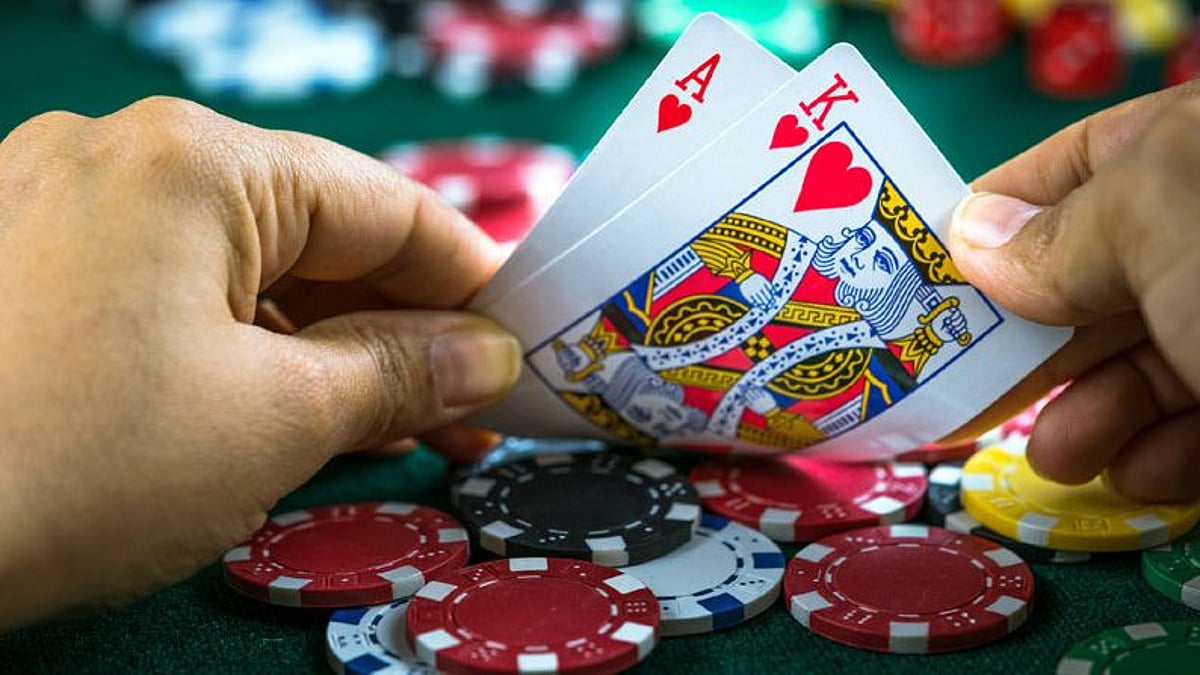 வீடு வாடகைக்கு எடுத்து சூதாடிய கும்பல்.. 11 பெண்கள் உட்பட 12 பேரை சுற்றிவளைத்த போலிஸ் : நடந்தது என்ன?