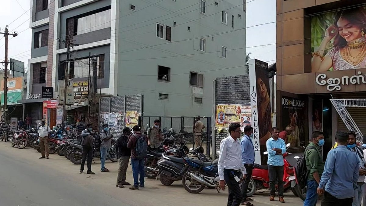 15 கிலோ நகைகளை உருக்கி சுடுகாட்டில் புதைத்த கொள்ளையர்கள்.. வேலூர் நகைக்கடை கொள்ளை வழக்கில் போலிஸ் அதிரடி!