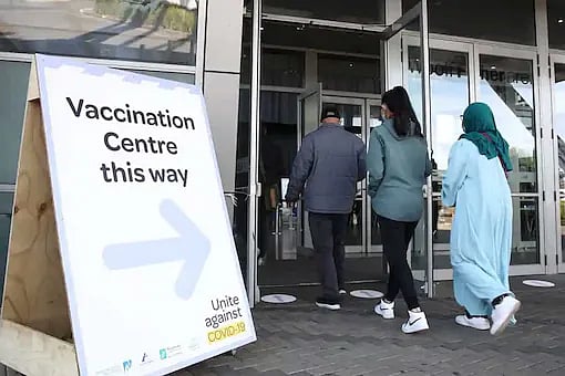 ஒரே நாளில் 10 டோஸ் தடுப்பூசி செலுத்திக்கொண்ட நபர்... அதிர்ச்சியடைந்த சுகாதார அமைச்சகம்!