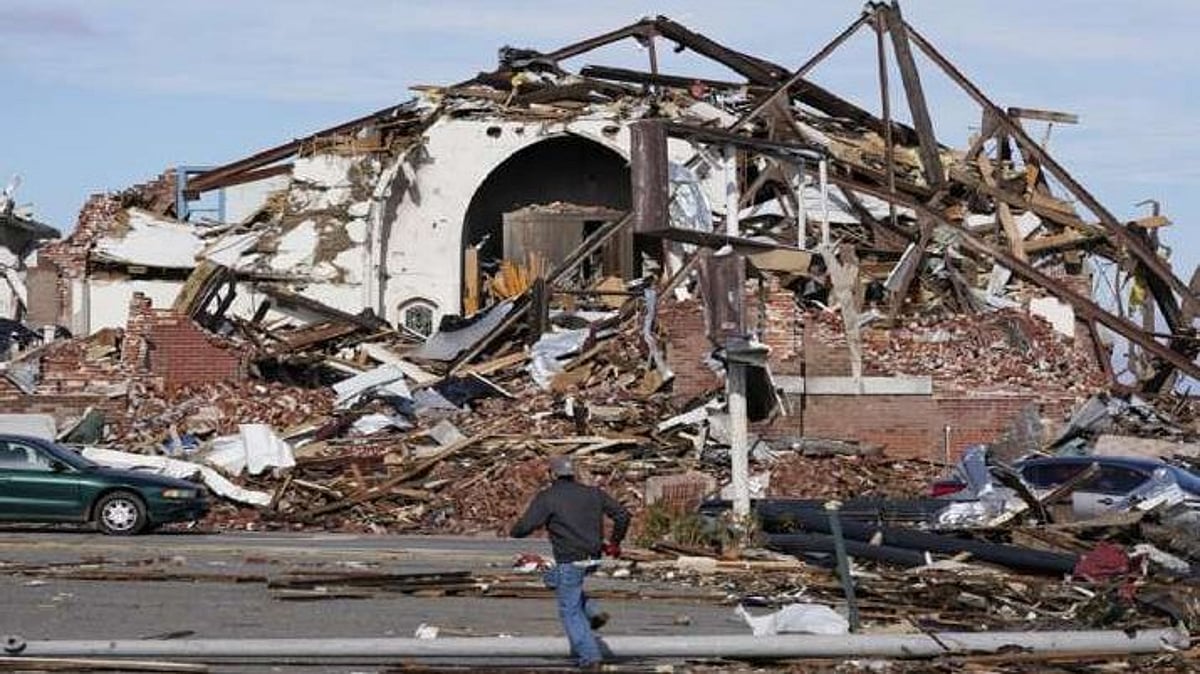 அமெரிக்காவை ஒரேநாளில் நிர்மூலமாக்கிய சூறாவளி.. 100 பேர் பலி - தொடரும் மீட்பு பணிகள்!