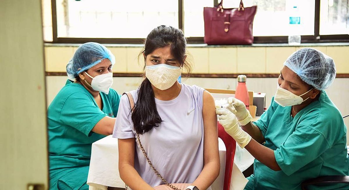 இந்தியாவில் அதிகரிக்கும் ஒமைக்ரான்; பூஸ்டர் டோஸுக்கு வருகிறதா புதிய தடுப்பூசி? - உயர்மட்டக்குழு ஆலோசனை!