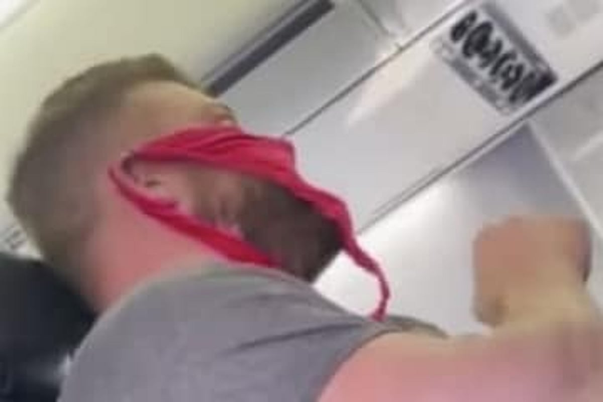 உள்ளாடையை மாஸ்காக மாற்றி மாஸ் காட்டிய அமெரிக்கர்; விமானத்திலிருந்து இறக்கப்பட்டதால் பரபரப்பு !