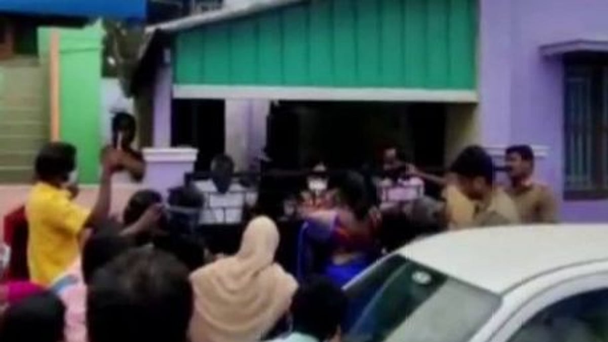 சுயதொழில் பயிற்சி அளிப்பதாகக் கூறி ரூ.5 கோடி மோசடி.. youtuber வீட்டை முற்றுகையிட்ட மக்கள் - நடந்தது என்ன?